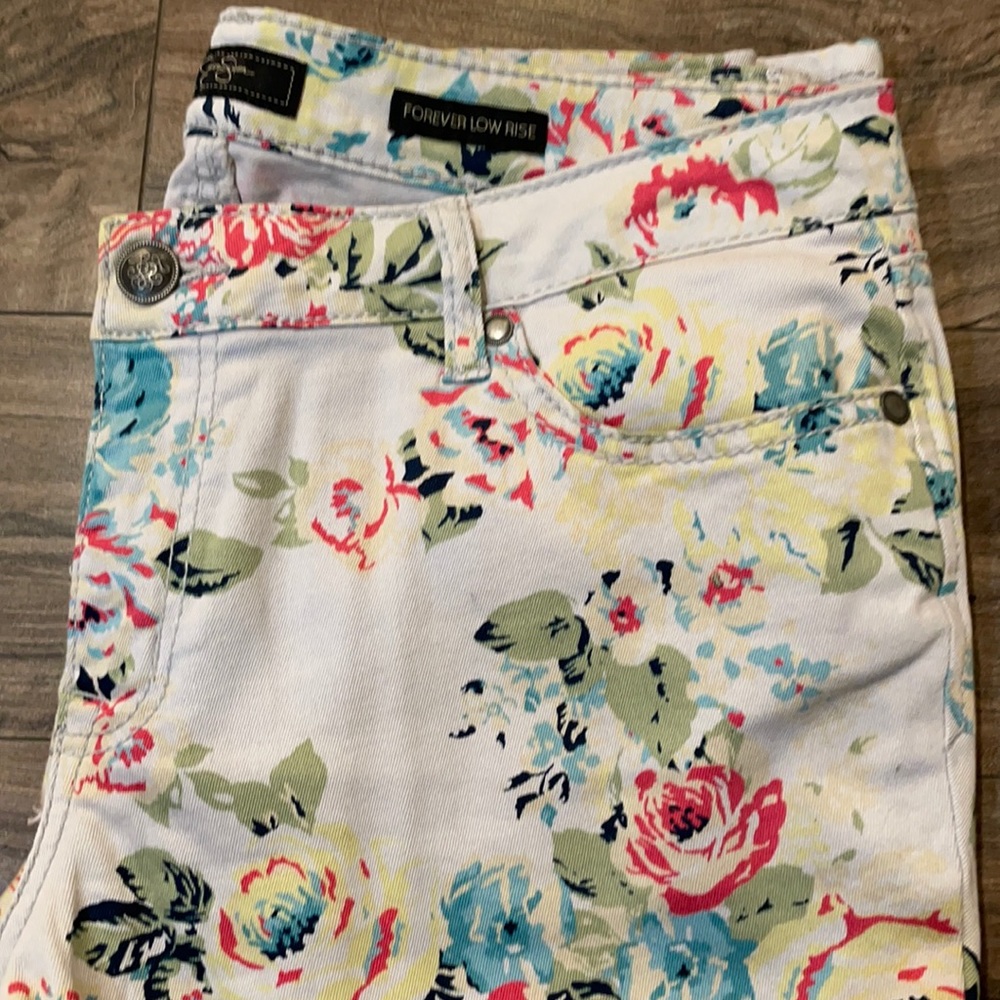 Chic floral jeans!